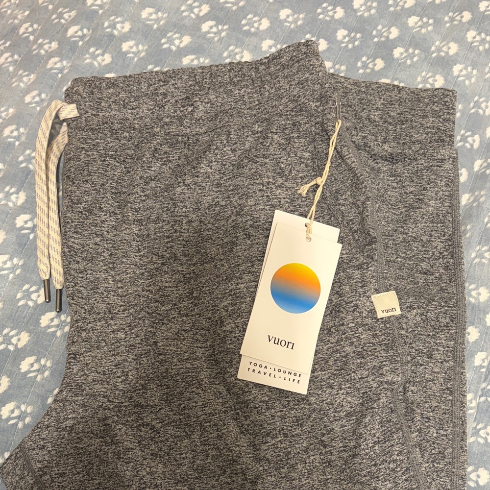 Vuori Performance Jogger in Heather Grey NEW WITH TAGS - Picture 3 of 3
